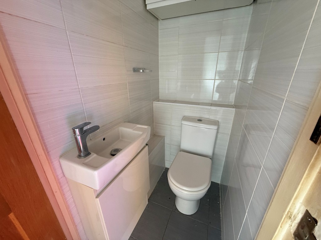 Lot: 163 - THREE-BEDROOM DETACHED HOUSE FOR IMPROVEMENT - 1st floor tiled WC with sink
